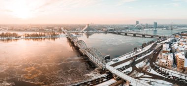 Riga 'nın eski kışın havadan görünüşü - Letonya' nın başkenti. Riga 'nın üzerinde güzel kış.