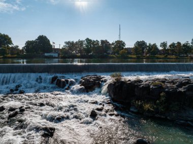 Idaho Falls, ID, ABD 'deki şelalenin havadan panoramik görüntüsü.
