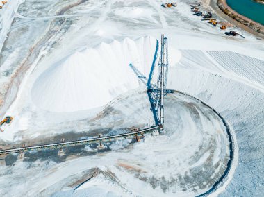 Salt Lake City, Utah çöl tuz madencilik fabrikası Bonneville Gölü 'nde beyaz mineral ve endüstriyel ekipman yığınları ile