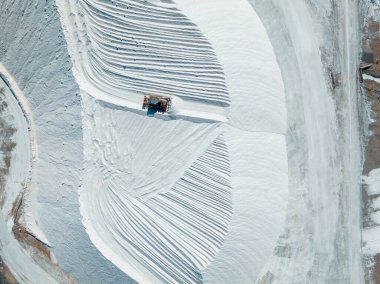 Salt Lake City, Utah çöl tuz madencilik fabrikası Bonneville Gölü 'nde beyaz mineral ve endüstriyel ekipman yığınları ile