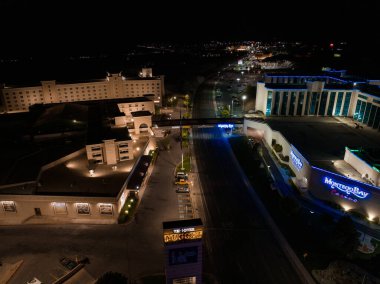 Nevada Bonneville Salt Flats yakınlarındaki Wendover şehrinin hava görüntüsü..