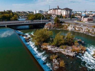 Idaho Falls, ID, ABD 'deki şelalenin havadan panoramik görüntüsü.