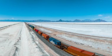 Kargo treni Nevada çölünden geçiyor, ABD 'de Salt Flats yakınlarında. Demiryolu vagonu, demiryolunda yük taşımak için kullanılan bir araçtır..