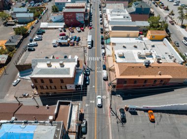 Virginia City şehir merkezindeki tarihi Main C caddesindeki Viktorya dönemi binasının hava manzarası. Arabalar Virginia, Nevada, ABD caddesi boyunca park halinde.