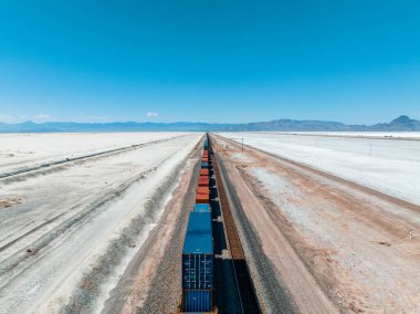 Kargo treni Nevada çölünden geçiyor, ABD 'de Salt Flats yakınlarında. Demiryolu vagonu, demiryolunda yük taşımak için kullanılan bir araçtır..