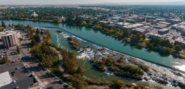 Idaho Falls, ID, ABD 'deki şelalenin havadan panoramik görüntüsü.