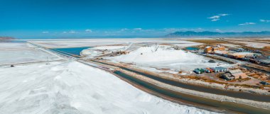 Salt Lake City, Utah çöl tuz madencilik fabrikası Bonneville Gölü 'nde beyaz mineral ve endüstriyel ekipman yığınları ile