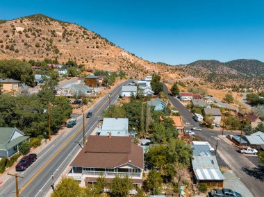 Virginia City şehir merkezindeki tarihi Main C caddesindeki Viktorya dönemi binasının hava manzarası. Arabalar Virginia, Nevada, ABD caddesi boyunca park halinde.