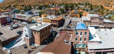 Virginia City şehir merkezindeki tarihi Main C caddesindeki Viktorya dönemi binasının hava manzarası. Arabalar Virginia, Nevada, ABD caddesi boyunca park halinde.