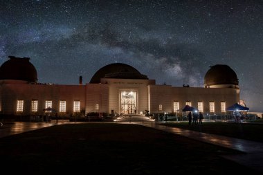 Işıklı Griffith Gözlemevi 'nin gece vakti Los Angeles Havzası' na bakan kapısı ve tabelası olan görüntüsü.