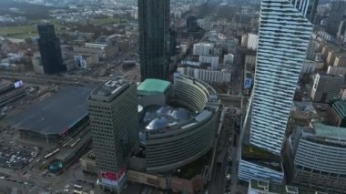 Varşova 'daki modern gökdelenlerin ve iş merkezlerinin panoramik hava manzarası. Polonya, Varşova 'daki şehir merkezinin yukarıdan görünüşü.