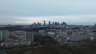 Varşova 'daki modern gökdelenlerin ve iş merkezlerinin panoramik hava manzarası. Polonya, Varşova 'daki şehir merkezinin yukarıdan görünüşü.