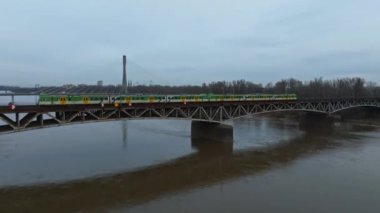 Hızlı tren Polonya 'nın Varşova kentindeki Vistual Nehri üzerinden Swietokrzyski Köprüsü' nden geçiyor. Polonya 'da Avrupa toplu taşımacılığı.