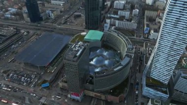 Varşova 'daki modern gökdelenlerin ve iş merkezlerinin panoramik hava manzarası. Polonya, Varşova 'daki şehir merkezinin yukarıdan görünüşü.