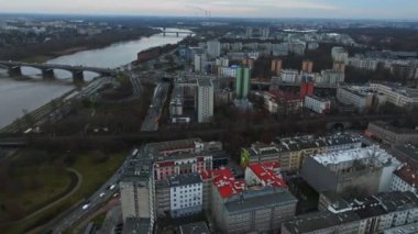 Varşova 'daki modern gökdelenlerin ve iş merkezlerinin panoramik hava manzarası. Polonya, Varşova 'daki şehir merkezinin yukarıdan görünüşü.