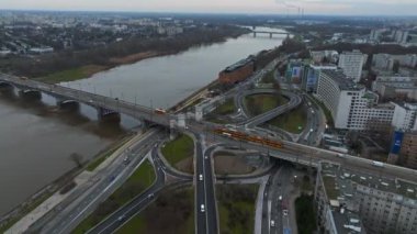 Varşova 'daki modern gökdelenlerin ve iş merkezlerinin panoramik hava manzarası. Polonya, Varşova 'daki şehir merkezinin yukarıdan görünüşü.