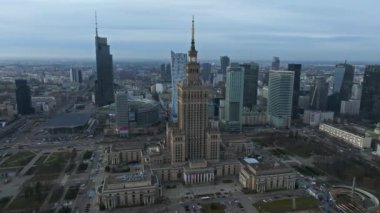 Havacılık Kültür ve Bilim Sarayı ve Varşova, Polonya 'daki şehir merkezindeki iş gökdelenleri. 