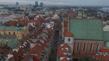 Şato Meydanı ve Sigismund Sütununda Noel ağacı olan eski Varşova kasabasının havadan görünüşü. Varşova 'da Noel ruhu.