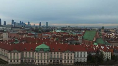 Şato Meydanı ve Sigismund Sütununda Noel ağacı olan eski Varşova kasabasının havadan görünüşü. Varşova 'da Noel ruhu.