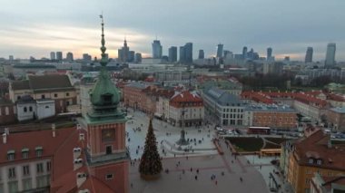 Kale Meydanı yakınlarındaki Noel ağacının havadan görünüşü ve Polonya 'nın başkenti Varşova' da Sigismund Sütunları. Varşova 'da Noel ruhu.