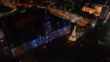 Varşova 'nın eski kasabasının havadan Noel gecesi. Şehrin ortasında aydınlatılmış güzel bir Noel ağacı..
