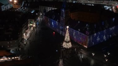 Varşova 'nın eski kasabasının havadan Noel gecesi. Şehrin ortasında aydınlatılmış güzel bir Noel ağacı..