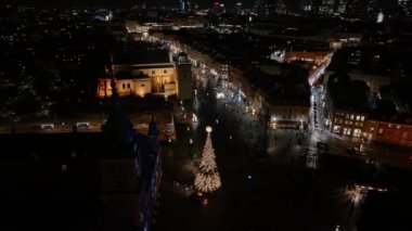 Varşova 'nın eski kasabasının havadan Noel gecesi. Şehrin ortasında aydınlatılmış güzel bir Noel ağacı..