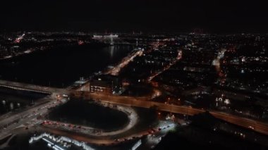 Varşova 'nın eski kasabasının havadan Noel gecesi. Şehrin ortasında aydınlatılmış güzel bir Noel ağacı..