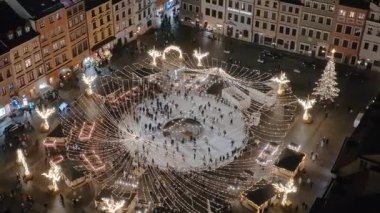 Varşova 'nın eski kasabasının havadan Noel gecesi. Varşova 'nın orta yerinde aydınlık bir buz pateni pisti..