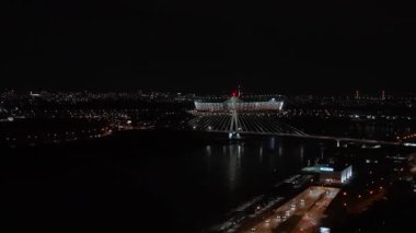 Ufukta ulusal stadyum ışıkları olan Varşova şehrinin hava gece görüşü. Polonya 'nın başkenti.