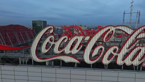 Άποψη Του Κτιρίου Της Έδρας Της Εταιρείας Coca Cola Κλασική — Αρχείο Βίντεο