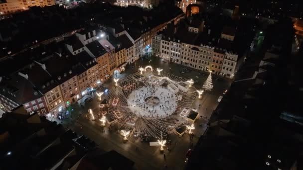 Varsói Óváros Légi Karácsony Estéje Gyönyörű Megvilágított Jégkorcsolya Gyűrű Közepén — Stock videók