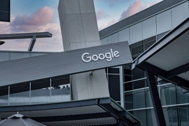 San Francisco, ABD. 20 Eylül 2022. Günbatımında bulutlu gökyüzünün önündeki gri duvarda logosu olan küresel internet arama motoru şirketi Google Office 'in dışı