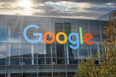 San Francisco, ABD. 20 Eylül 2022. Küresel internet arama motoru şirketi Google ofisinin dış yüzeyi bulutlu günbatımı gökyüzünün önündeki cam duvarda renkli bir logo.