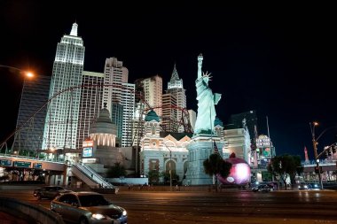 Las Vegas, ABD. 16 Eylül 2022. New York, New York, New York Otel ve Kumarhanesi 'nde, Özgürlük Anıtı' nın ve hız treninin oradaki araçlar. Gece boyunca Las Vegas 'ta aydınlık binalar.