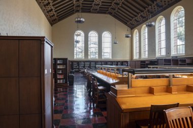 Los Angeles, ABD. 20 Eylül 2022. UCLA 'nın içi, tavandan sarkan avizelerle dolu boş sandalyeler ve kütüphanede düzenlenmiş masalarla dolu.
