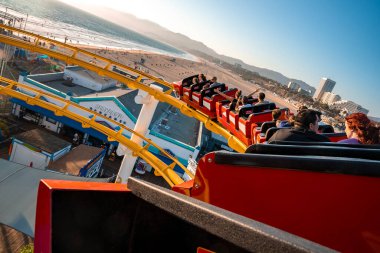 Los Angeles, ABD. 20 Eylül 2022. Çift ve arkadaşları gün batımında Pasifik lunaparkında deniz ve Venedik plajı manzaralı lunaparkın tadını çıkarıyorlar.