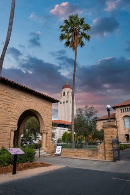 Stanford Üniversitesi kampüsündeki Hoover Enstitüsü Kütüphanesi ve Arşivleri 'nin alçak açılı görüntüsü ve Kaliforniya' daki Palo Alto 'da bulutlu bir gökyüzü.