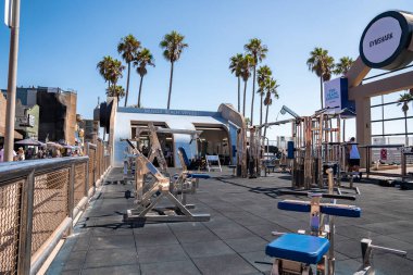 Los Angeles, ABD. 20 Eylül 2022. Güneşli bir günde arka planda açık mavi gökyüzü olan Muscle plajında açık jimnastik aletleri.