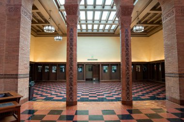 Los Angeles, ABD. 20 Eylül 2022. Tavanda asılı avizeler UCLA 'nın içindeki fayanslı zeminde girişteki desenli sütunlardan görülüyor.