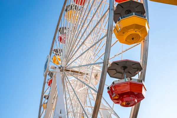 Vue Angle Bas Roue Ferris Colorée Avec Ciel Bleu Clair — Photo