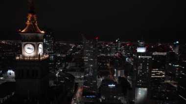 Şehir merkezindeki iş gökdelenleri yakınlarındaki Kültür ve Bilim Sarayı 'nın gece görüşü..