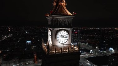 Şehir merkezindeki iş gökdelenleri yakınlarındaki Kültür ve Bilim Sarayı 'nın gece görüşü..