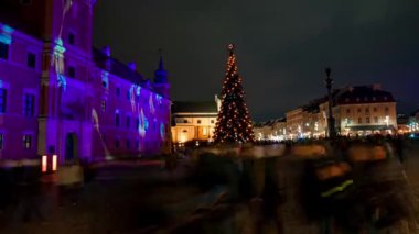 Avrupa 'nın eski Varşova kasabasının ortasındaki Güzel Noel ağacının zamanı. Şehirde koşuşturan insanlarla büyülü Noel ruhu.