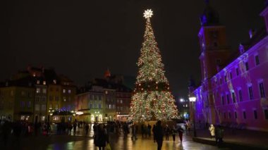 Avrupa 'nın eski Varşova kasabasının ortasındaki güzel Noel ağacı. Sihirli Noel ruhu.