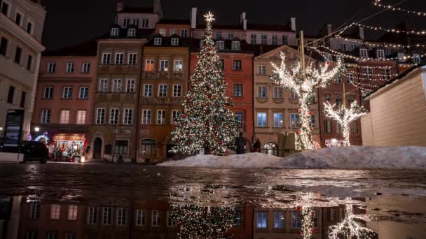 在欧洲古老的华沙市中心的美丽的圣诞树的时间过去了 人们在城市里奔跑的神奇的圣诞精神 — 图库视频影像