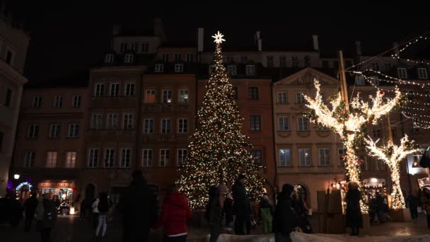 欧洲华沙老城中央的一棵美丽的圣诞树 神奇的圣诞精神 — 图库视频影像