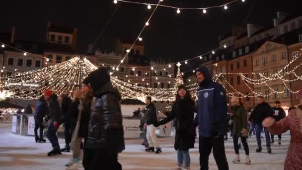 Mutlu Insanlar Polonya Nın Eski Varşova Kasabasının Ortasında Buz Pateni — Stok video