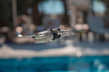 Yana, Hindi. 10 Ekim 2022. Güneşli bir günde havada uçan kuadkopter insansız hava aracının yakın çekimi