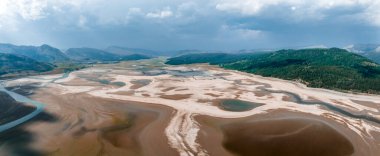 Grand Teton Ulusal Parkı 'ndaki Moran Dağı manzarası. Amerika 'nın güzel ve sonsuz doğası.